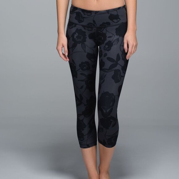 Lululemon Wunder Under Crop II *Full-On Luxtreme Size 4 - Picture 2 of 6